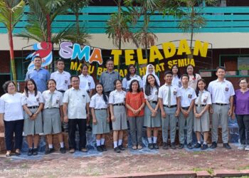 Kepala Sekolah SMA Swasta Teladan Pematangsiantar, Sangkot Sitohang, MPd, dan para Guru saat foto bersama dengan para Siswa/i yang lolos PTN lewat jalur Seleksi Nasional Berdasarkan Prestasi (SNBP) Tahun 2024.