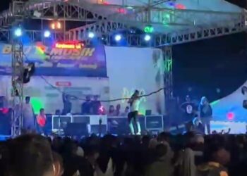 Foto: Tangkapan layar video pertunjukan DJ di pasar malam Kisaran dengan tarian vulgar dan wanita memanjat tiang. (Istimewa)