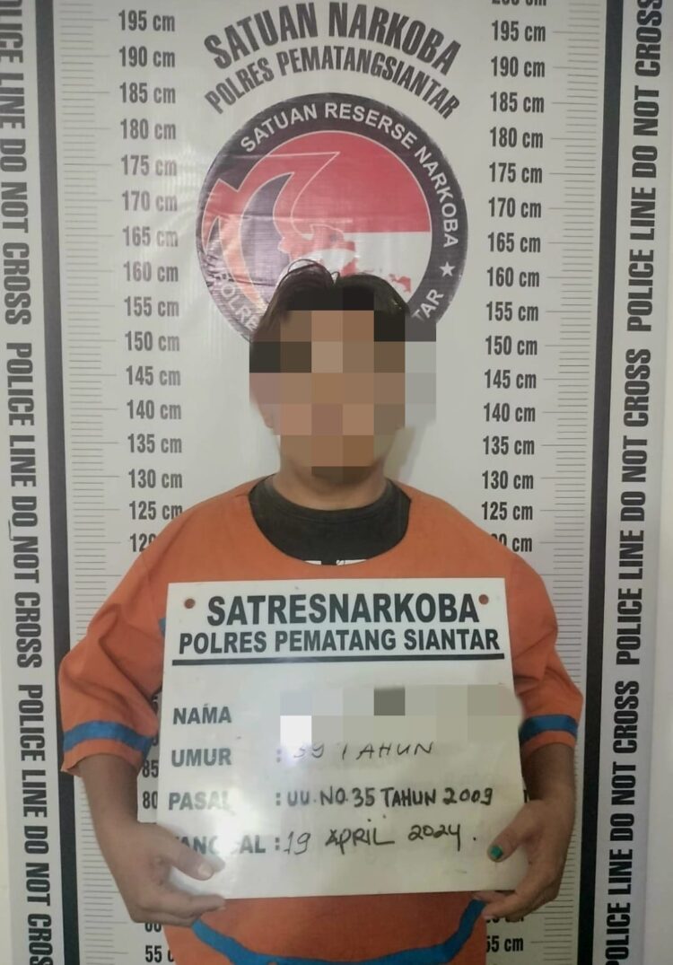 Sat Narkoba Polres Pematangsiantar berhasil menangkap pria pemilik sabu, di Jalan Medan, Kelurahan Naga Pitu, Kecamatan Siantar Martoba, Kota Pematangsiantar, pada Jumat (19/4/2024), sekitar pukul 15.30 WIB.