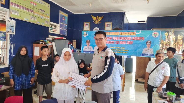 Peratin Pekon Pelita Jaya, Wawan Ardi Saputra S.H, memberikan beasiswa bagi pelajar-pelajar berprestasi dan kurang mampu untuk tingkat Sekolah Dasar (SD) dan Sekolah Menengah Pertama (SMP), Jumat (19/04/2024).