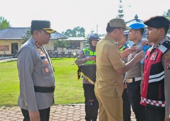 Bupati Humbahas melaksanakan pemasangan tanda operasi kepada perwakilan Polri, TNI, Satpol PP dan Dinas Perhubungan.