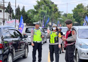 Kasat Lantas Polres Pematangsiantar, AKP Gabriellah Gultom SIK, MH, laksanakan live report situasi arus lalu lintas, pada Kamis siang (11/4/2024), pukul 11.00 WIB.
