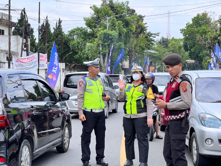 Kasat Lantas Polres Pematangsiantar, AKP Gabriellah Gultom SIK, MH, laksanakan live report situasi arus lalu lintas, pada Kamis siang (11/4/2024), pukul 11.00 WIB.