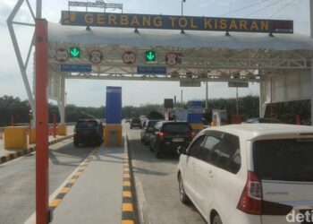 Suasana arus kendaraan keluar masuk di pintu tol Kisaran. (Perdana Ramadhan/detikSumut)