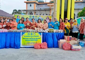 TP-PKK dan Dharma Wanita Persatuan (DWP) Kabupaten Simalungun, membagi takjil gratis kepada masyarakat dan pengguna jalan.