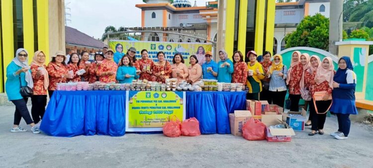 TP-PKK dan Dharma Wanita Persatuan (DWP) Kabupaten Simalungun, membagi takjil gratis kepada masyarakat dan pengguna jalan.