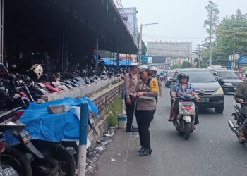 Sat Lantas Polres Pematangsiantar memasang  tolo-tolo larangan parkir, di sepanjang Jalan Sutomo.