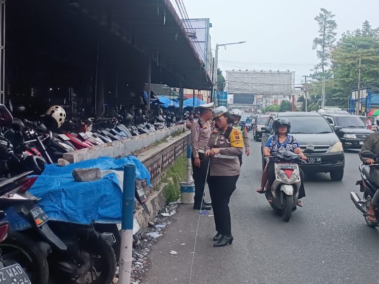 Sat Lantas Polres Pematangsiantar memasang  tolo-tolo larangan parkir, di sepanjang Jalan Sutomo.
