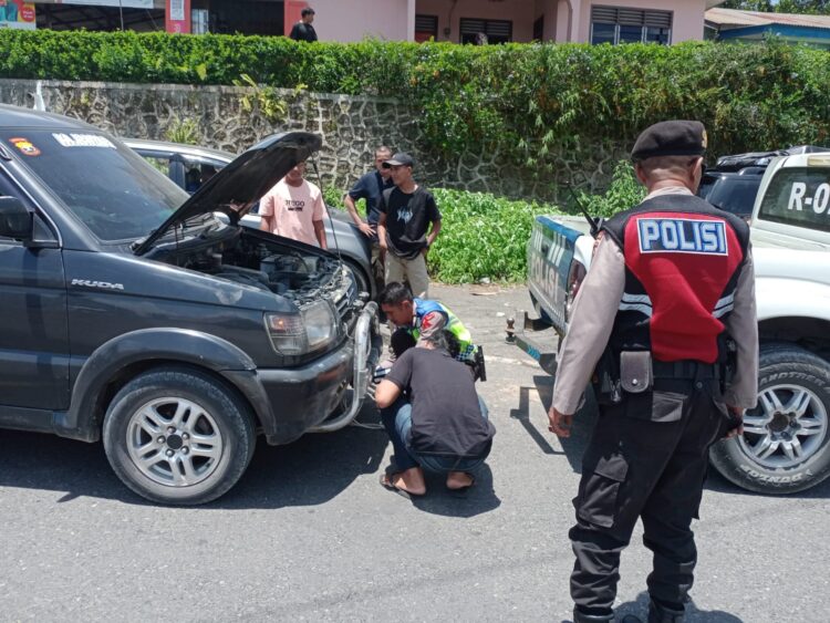 Sat Lantas Polres Simalungun melakukan patroli dan penanganan kendaraan rusak di jalan alternatif Simpang Palang menuju Simpang Sitahoan Parapat, Kecamatan Girsang Sipangan Bolon, Kabupaten Simalungun.