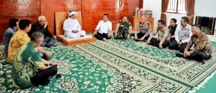 Kehadiran Bupati Simalungun, Radiapoh Hasiholan Sinaga di Pondok Persulukan, disambut hangat oleh pimpinan pondok Tuan Guru Batak (TGB), Ahmad Sabban Elrahmaniy Rajagukguk.