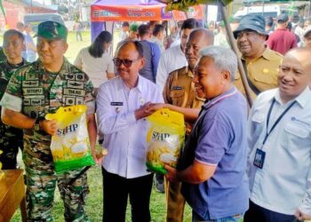 Wakil Bupati, H Zonny Waldi bersama Danrem 022/PT, Kolonel Inf Agustatius Sitepu dan Dandim 0207/Sml, Letkol Inf Slamet Faozan menghadiri gelar bazar TNI dalam rangka menyambut Hari Raya Idul Fitri 1445 H/2024 M.