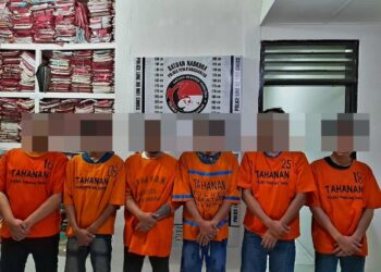 Foto keenam orang pelaku yang diamankan Sat Narkoba Polres Pematangsiantar.