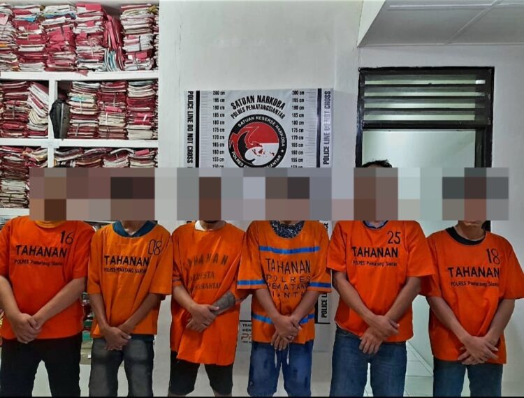 Foto keenam orang pelaku yang diamankan Sat Narkoba Polres Pematangsiantar.