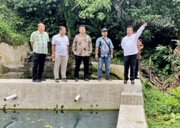 Bupati Simalungun, Radiapoh Hasiholan Sinaga meninjau sumber air, di wilayah Kecamatan Panei, Sabtu (20/4/2024).