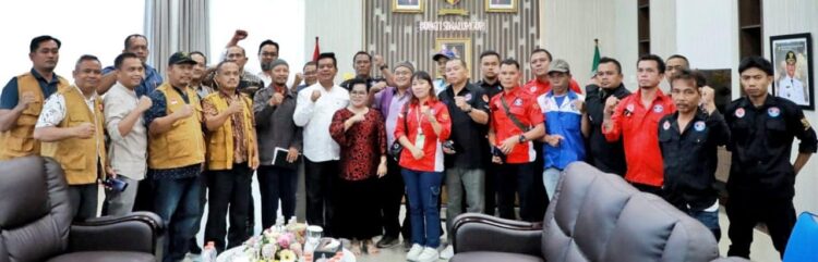 Foto bersama Bupati Simalungun, Radiapoh Hasiholan Sinaga, disela kegiatan.