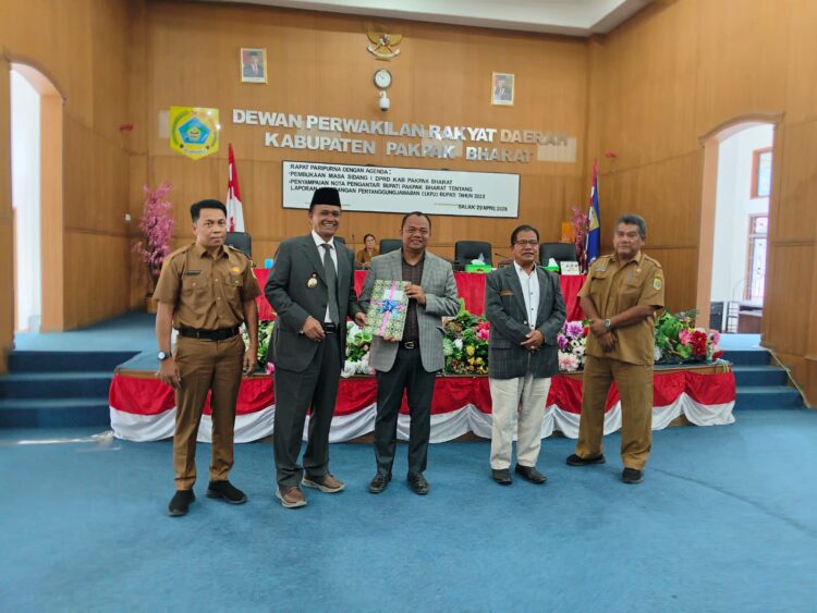 Bupati Pakpak Bharat, Franc Bernhard Tumanggor, diwakili Wakil Bupati Pakpak Bharat, Dr H Mutsyuhito Solin, M.Pd, menyampaikan pidato Nota Pengantar Laporan Keterangan Pertanggungjawaban (LKPJ) TA 2023, di hadapan Sidang Paripurna DPRD Pakpak Bharat, Senin (29/04/2024).