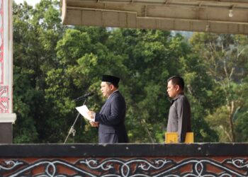 Bupati Pakpak Bharat, Franc Bernhard Tumanggor, memimpin upacara peringatan Hari Otonomi Daerah ke – 28, di Lapangan Napa Sengkut Salak, Kamis (25/04/2024).