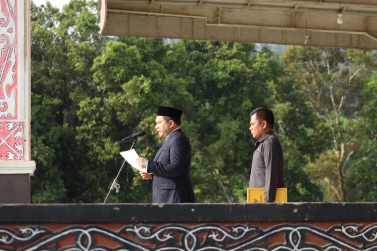 Bupati Pakpak Bharat, Franc Bernhard Tumanggor, memimpin upacara peringatan Hari Otonomi Daerah ke – 28, di Lapangan Napa Sengkut Salak, Kamis (25/04/2024).
