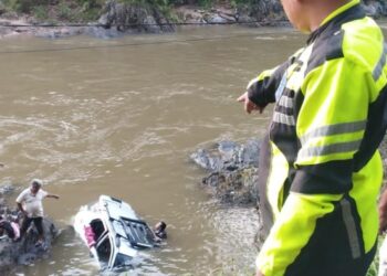 Foto: Kondisi mobil yang terjun ke sungai di Madina. (Foto: Polres Madina)