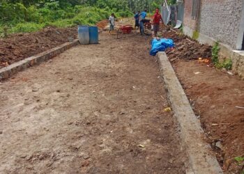 Realisasikan Dana Desa  (DD) tahap pertama, Pemerintah Pekon Rawas membangun rabat beton dan Talut Penahan Tanah (TPT).