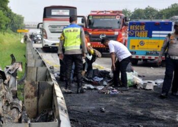 Petugas gabungan membersihkan lokasi kejadian kecelakaan di Tol Jakarta-Cikampek KM 58, Karawang, Jawa Barat, Senin (8/4/2024). Diketahui mobil Grand Max yang menyebabkan 12 orang tewas diduga travel ilegal. Tribunnews