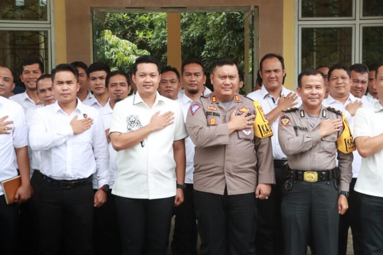 Foto beersama disela kegiatan.