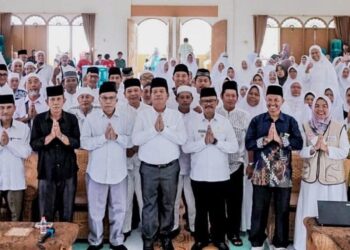 Foto bersama di sela kegiatan Manasik Haji Tingkat Kabupaten Simalungun Tahun 1445 H/2024 M, Kamis (25/4/2024).