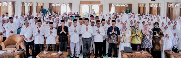 Foto bersama di sela kegiatan Manasik Haji Tingkat Kabupaten Simalungun Tahun 1445 H/2024 M, Kamis (25/4/2024).
