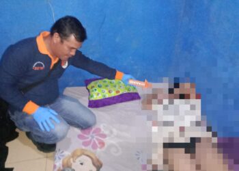 Sat Reskrim Polres Simalungun olah TKP penemuan mayat wanita di Kamar Kos.
