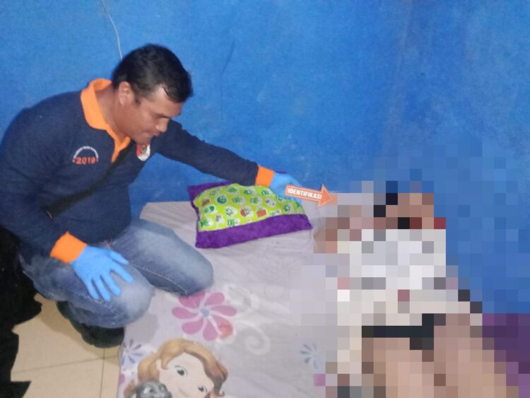 Sat Reskrim Polres Simalungun olah TKP penemuan mayat wanita di Kamar Kos.