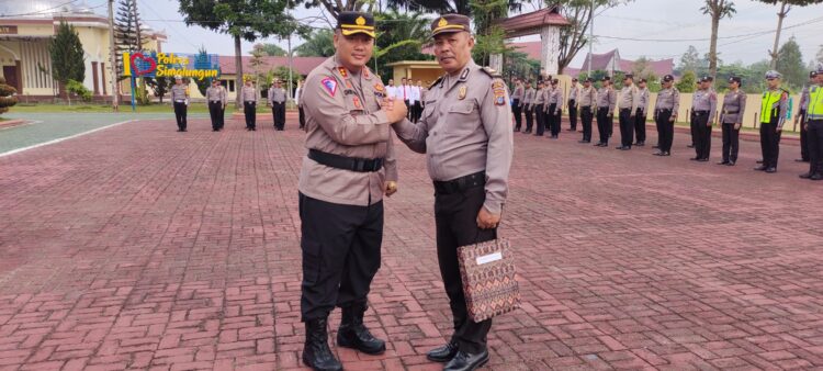 Kapolres Simalungun, AKBP Choky Sentosa Meliala, S.I.K., S.H., M.H., salam komando dengan IPTU Hasudungan Manurung yang telah memasuki purnabakti.