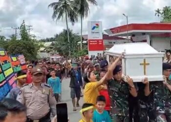 Jenazah Iwan Sutrisman Telaumbanua eks Casis Bintara TNI AL korban pembunuhan oknum POM Lanal Nias Selatan disambut isak tangis keluarga. (Foto: MPI)