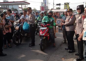 Polsek Siantar Utara bagi takjil gratis kepada masyarakat yang melintas.