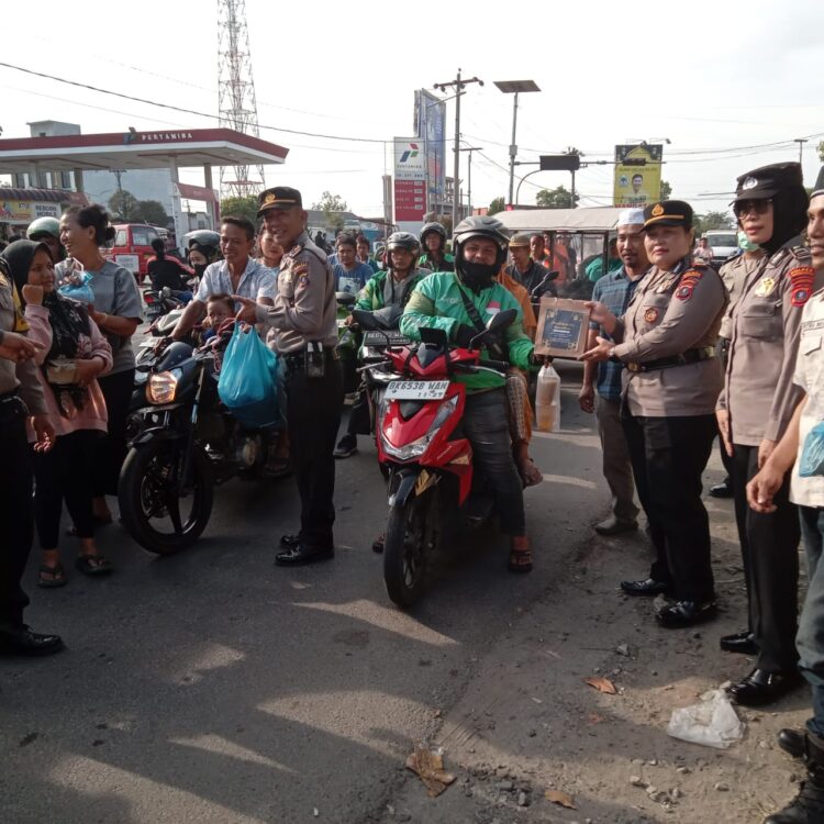 Polsek Siantar Utara bagi takjil gratis kepada masyarakat yang melintas.