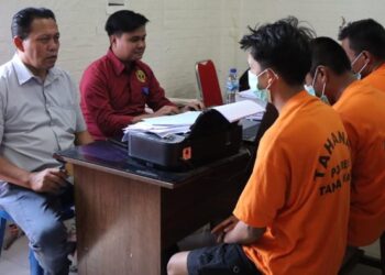 Tiga pelaku pencurian ketika diamankan di Polres Tanah Karo (Dok. Polres Tanah Karo)