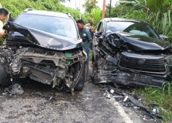 Foto: Kondisi mobil rombongan istri Pj Wali Kota Padangsidimpuan dan personel Polres Madina usai terlibat kecelakaan. (Foto: Dok Polres Madina)