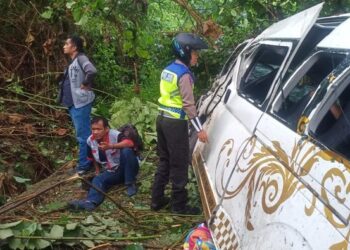 Foto: Kondisi mobil penumpang yang terjun ke jurang di Madina (Dok. Polres Madina)