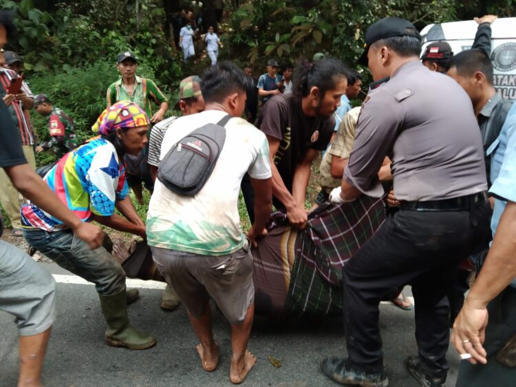 Plt Kapolsek Dolok Panribuan, AKP Rudi Panjaitan, SH, turun tangan evakuasi jasad Harapan Gultom yang meninggal saat memancing di Sungai Aekpogos.