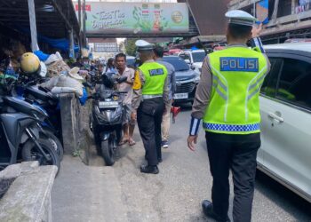 Sat Lantas Polres Pematangsiantar laksanakan penertiban parkir, di bahu jalan Merdeka, tepatnya depan Pasar Horas, pada Senin (1/4/2024) pagi, sekitar pukul 10.45 WIB.