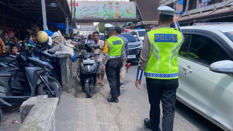 Sat Lantas Polres Pematangsiantar laksanakan penertiban parkir, di bahu jalan Merdeka, tepatnya depan Pasar Horas, pada Senin (1/4/2024) pagi, sekitar pukul 10.45 WIB.