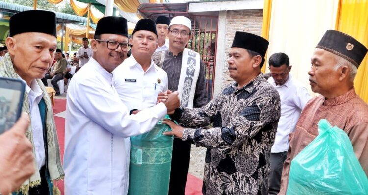 Wakil Bupati, H Zonny Waldi didampingi Sekda Esron Sinaga dan sejumlah pimpinan perangkat daerah Pemkab Simalungun, menghadiri kegiatan safari Ramadhan 1445 H/2024 M Kecamatan Jorlang Hataran.