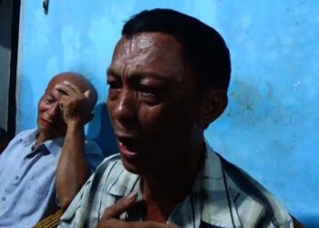 Orang tua Iwan Sutrisman Telaumbanua (22) eks Casis Bintara TNI AL yang tewas dibunuh Serda AAM minta tolong agar mayat anaknya dipulangkan ke kampung halaman walau hanya satu tulang. (Foto: MPI/Jonirman Tafonao)