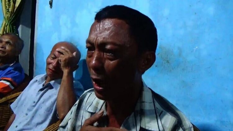 Orang tua Iwan Sutrisman Telaumbanua (22) eks Casis Bintara TNI AL yang tewas dibunuh Serda AAM minta tolong agar mayat anaknya dipulangkan ke kampung halaman walau hanya satu tulang. (Foto: MPI/Jonirman Tafonao)