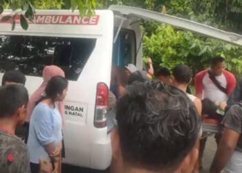 Petugas mengevakuasi jasad perempuan muda yang tewas diduga dibegal saat berteduh di Kabupaten Mandailing Natal. (Foto: iNews)