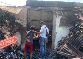 Polisi melakukan rekonstruksi ulang pencurian di grosir yang menyebabkan 8 ruko terbakar di Jalan Medan Batangkuis, Desa Sei Rotan, Kecamatan Percut Sei Tuan, Kabupaten Deliserdang pada 7 April lalu. Pelaku sengaja membakar grosir supaya bisa keluar tanpa ketahuan. HO/TribunMedan