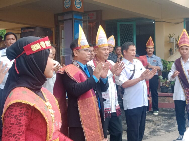 Suasana penyambutan Kacabdis Pendidikan Wilayah VI, Drs. Ramadhan Zuhri Bintang, MAP, bersama rombongan Pengawas Sekolah.