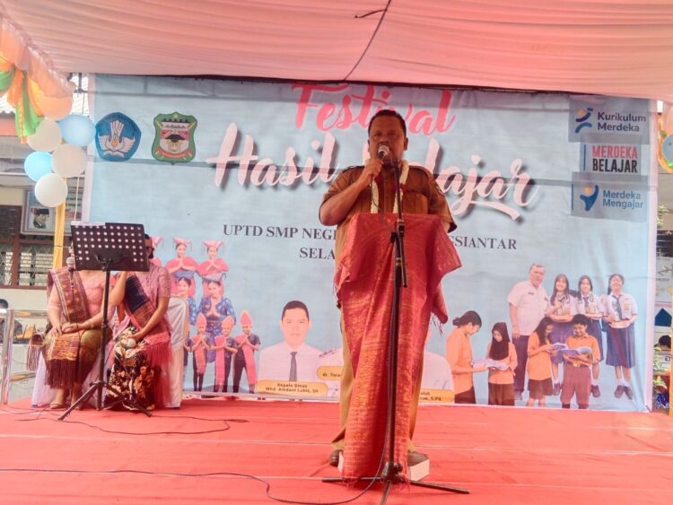 Sekretaris Dinas Pendidikan (Sekdisdik), Rudol Barmen Manurung, M.Pd saat memberikan kata sambutan sekaligus membuka Kegiatan Festival Hasil Belajar (FHB) UPTD SMP Negeri 7 Pematangsiantar.