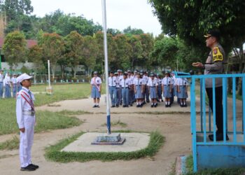 - Kapolres Pematangsiantar, AKBP Yogen Heroes Baruno, SH, SIK, menjadi pembina upacara bendera, di Sekolah SMA Negeri 5 Siantar, pada Senin (13/5/2024) pagi, pukul 07.00 WIB.
