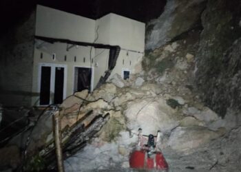 Foto: Penampakan rumah warga di Taput yang tertimbun longsor. (Dok. Polres Taput)