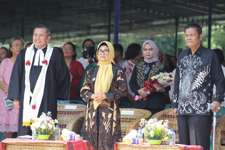 Wali Kota Pematangsiantar, dr Susanti Dewayani SpA, menghadiri perayaan Paskah Oikumene Kota Pematangsiantar Tahun 2024, di Lapangan Haji Adam Malik Pematangsiantar, Rabu (8/5/2024) sore.